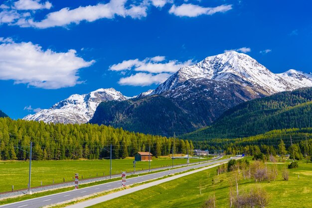 Route avec les montagnes des Alpes Samedan Maloja Graubuenden Switzerl