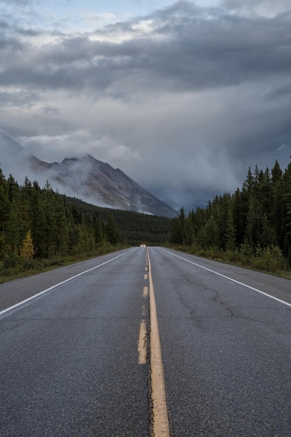 Route avec des montagnes en arrière-plan