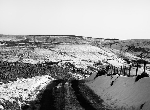 Photo route avec des montagnes enneigées