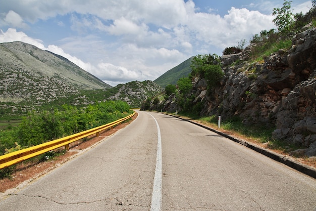 La route sur les montagnes verdoyantes de Bosnie-Herzégovine