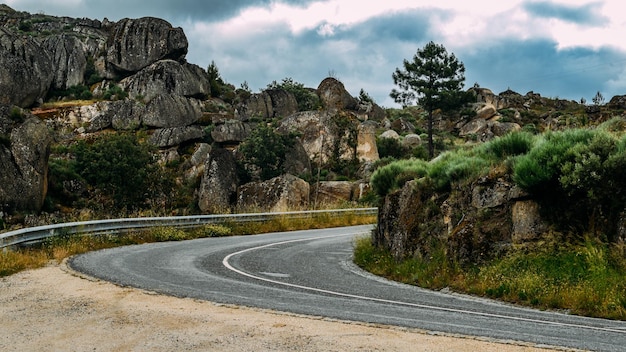 Route montagneuse vide près de la ville historique du château de Sortelha dans le nord-est du Portugal