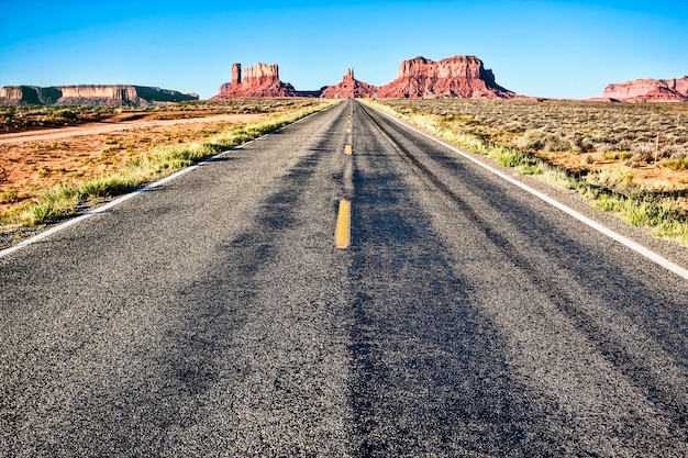 Route de Monument Valley avec ciel bleu