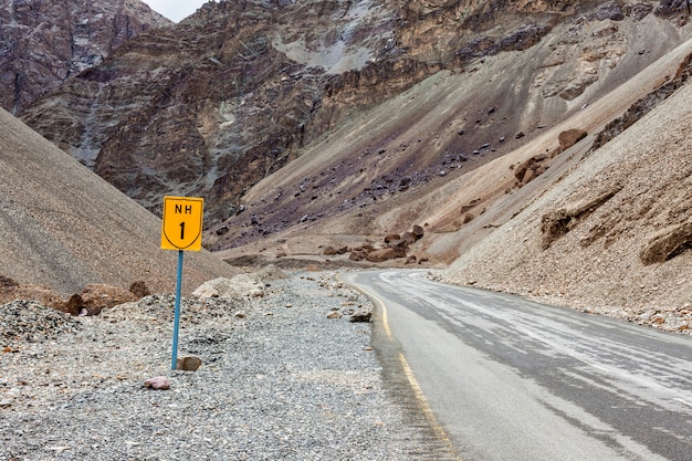 Route nationale Srinagar Leh NH-1 dans l'Himalaya. Ladakh, Inde