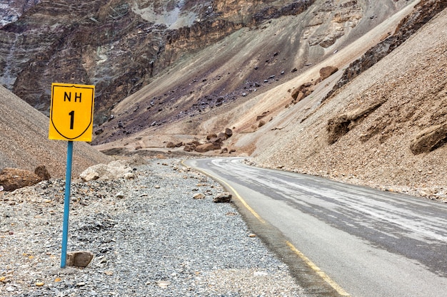 Route nationale Srinagar Leh NH-1 dans l'Himalaya. Ladakh, Inde