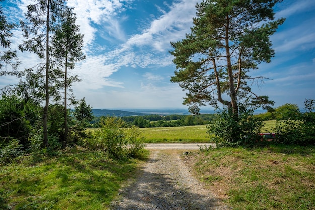 Route non goudronnée jusqu'au village