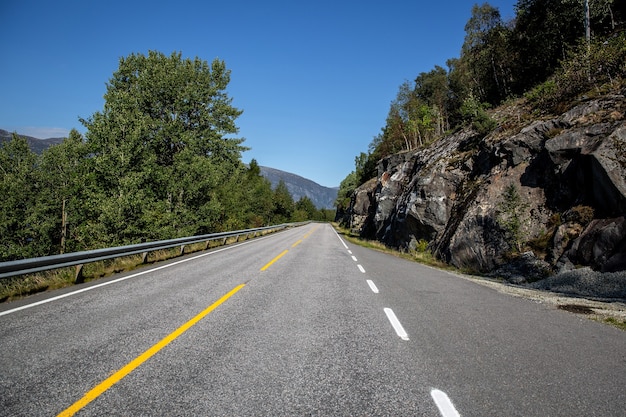 Route en Norvège sur montagnes, collines et fjords.