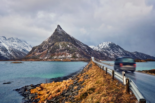 Route en Norvège avec pont