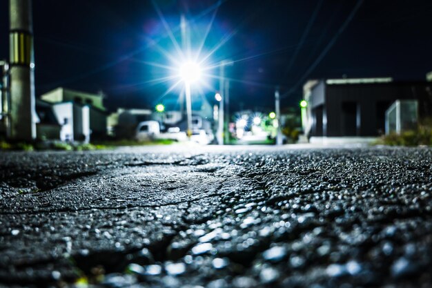 Route de nuit et lampadaires