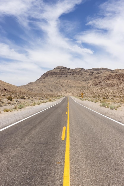 Route panoramique dans le désert du paysage naturel américain