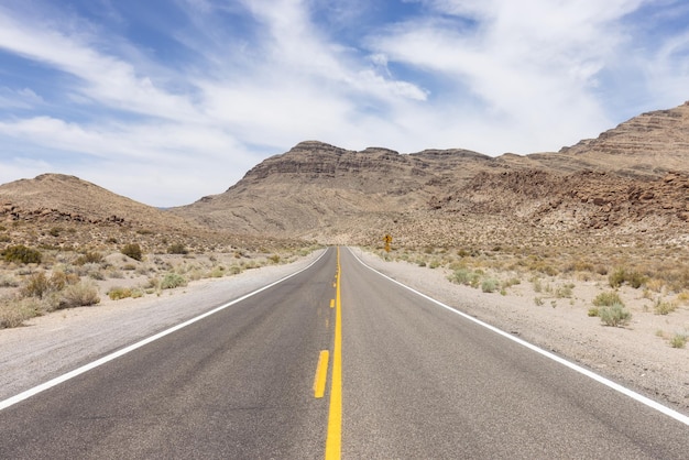 Route panoramique dans le désert du paysage naturel américain