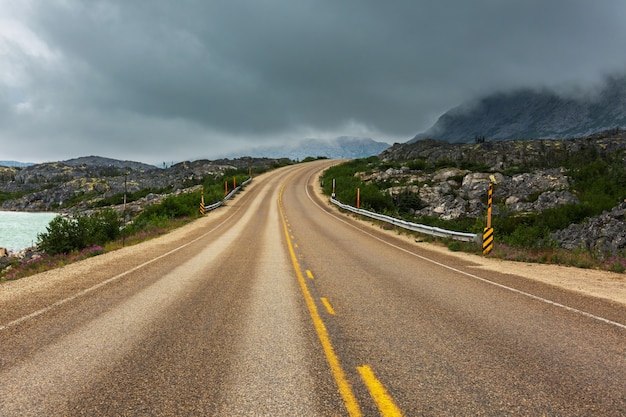 Route panoramique dans les montagnes. Contexte de voyage.