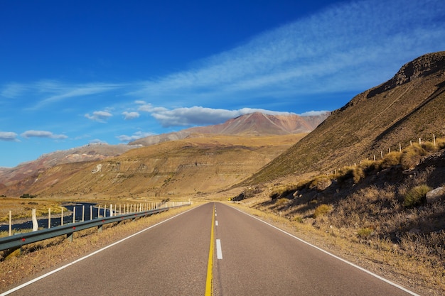 Route panoramique dans les montagnes. Contexte de voyage.