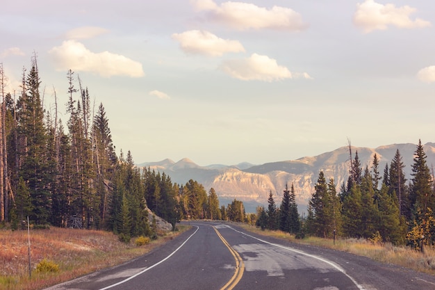 Route panoramique dans les montagnes.