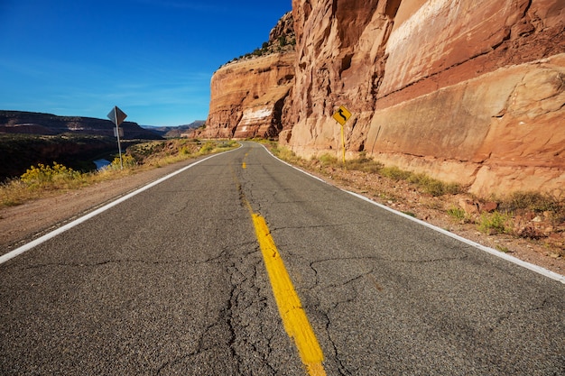 Route panoramique dans les montagnes.