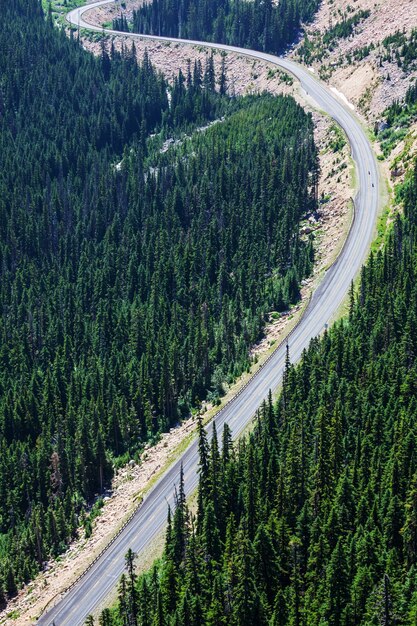 Route panoramique dans les montagnes.