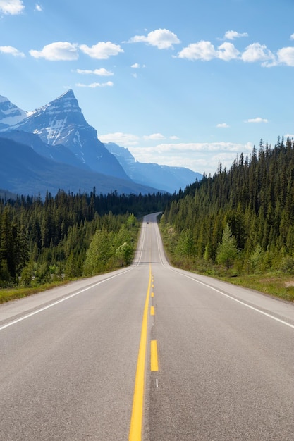 Route panoramique dans les Rocheuses canadiennes au cours d'une journée d'été ensoleillée et animée