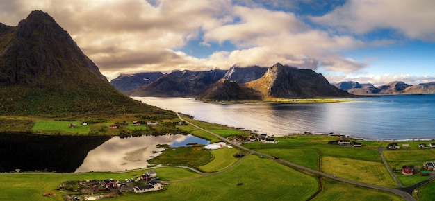 Route panoramique le long du littoral et des montagnes des îles Lofoten