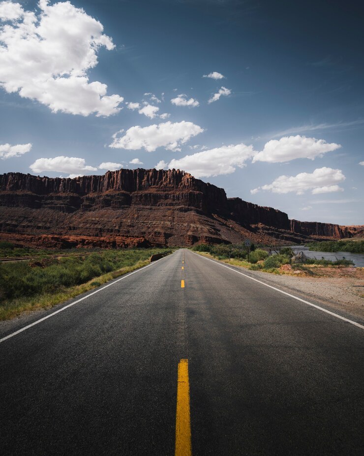Photo route panoramique menant à une montagne dans l'utah, états-unis