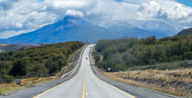 Photo une route panoramique menant à des montagnes enneigées