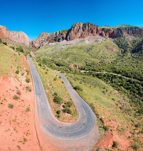 Route panoramique tourne à 180 degrés Serpentine dans les montagnes vue aérienne Paysage et concept de transport