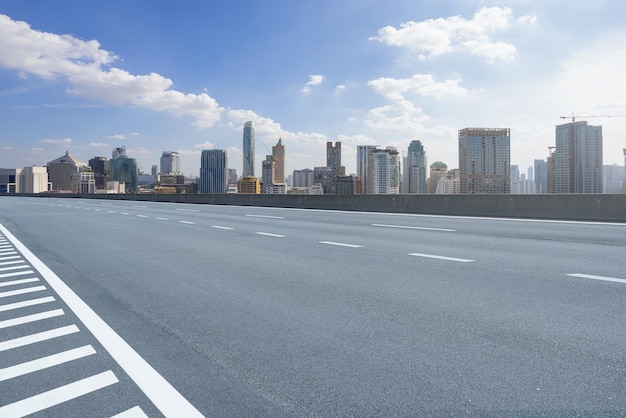 Photo route par des bâtiments contre le ciel en ville