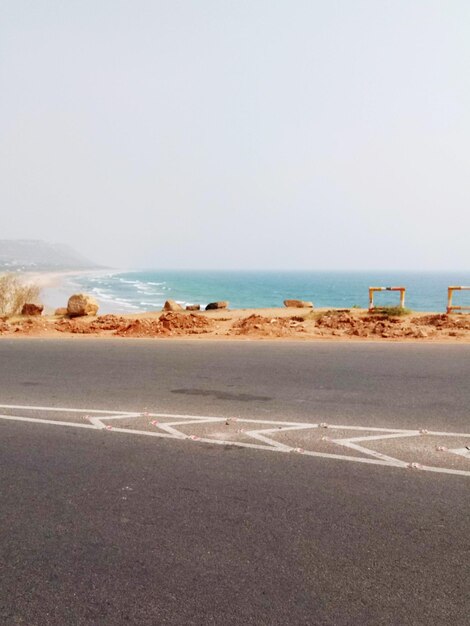 La route par la mer contre un ciel dégagé