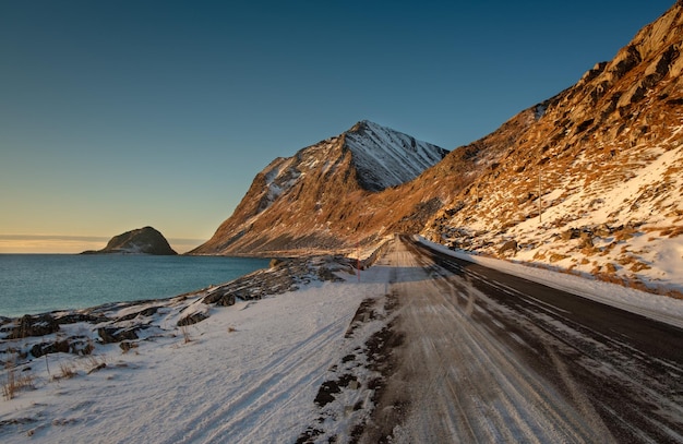 La route par la mer contre un ciel dégagé