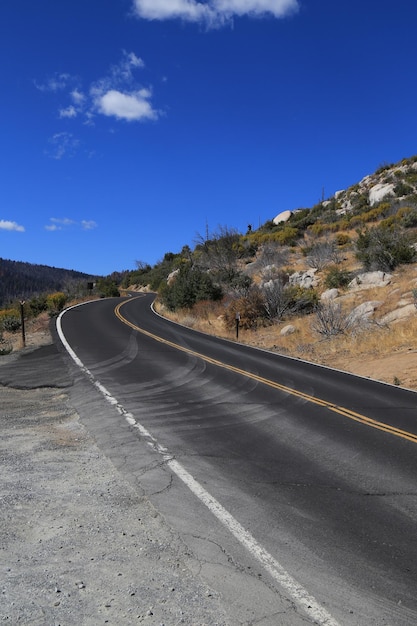 Photo la route par la montagne contre le ciel bleu