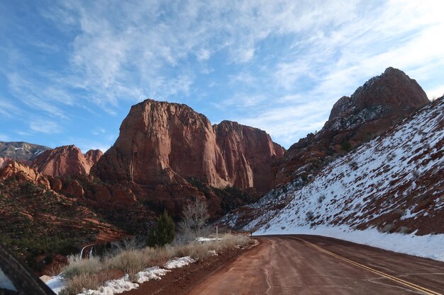 Photo route par la montagne contre le ciel en hiver