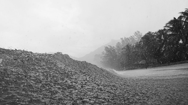 Photo route par les montagnes contre le ciel pendant la saison des pluies