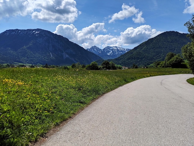 Photo une route par les montagnes contre le ciel