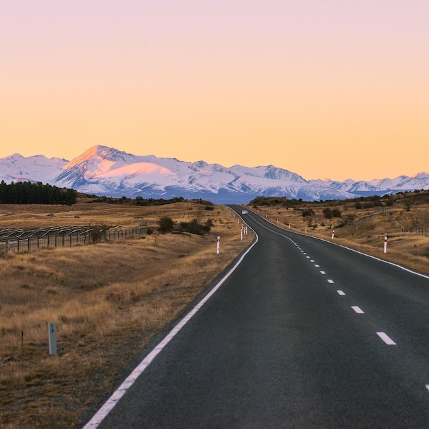 Photo route par paysage contre un ciel clair au coucher du soleil