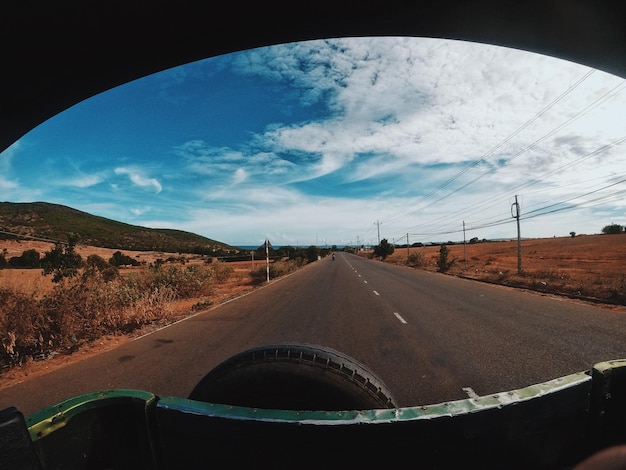 Photo route par paysage contre le ciel