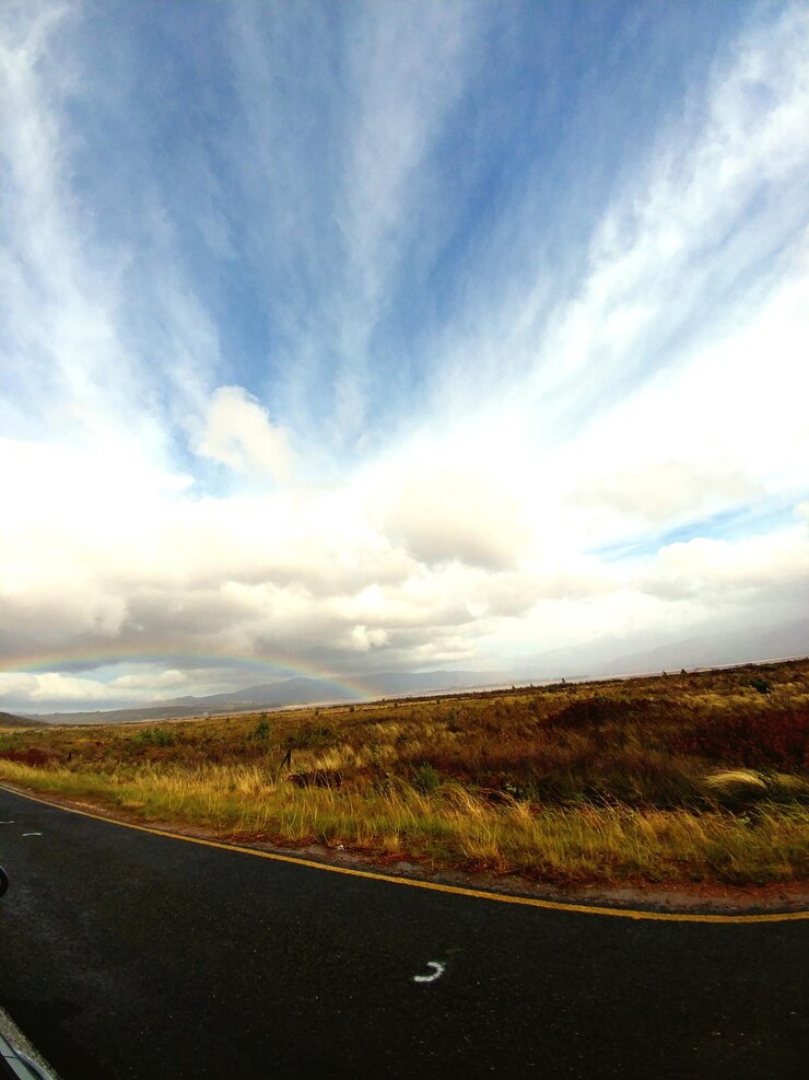 Photo route par paysage contre le ciel