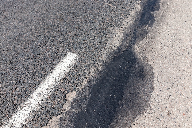 Route pavée avec marquage routier blanc pour la gestion des transports