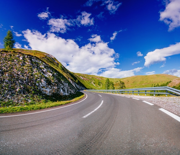 Route pavée sinueuse dans les Alpes françaises