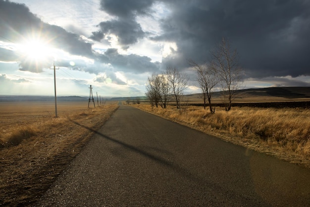 Route avec paysage sous le ciel