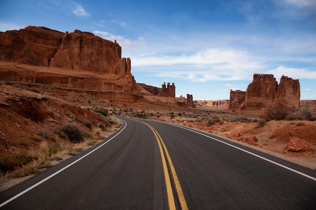 Route pittoresque dans les canyons de roches rouges