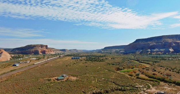 Route pittoresque dans les montagnes de l'Arizona, falaises de pierre rouge et ciel bleu