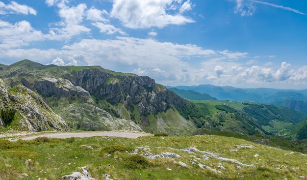 Une route pittoresque parmi les montagnes du parc national Durmitor.