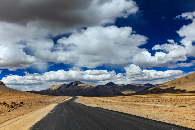 Route sur les plaines de l'Himalaya avec des montagnes