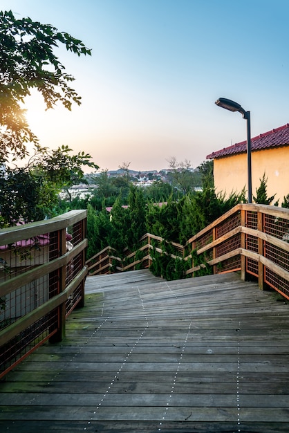 Route de planche de bois de Qingdao Badaguan et bâtiments résidentiels au coucher du soleil