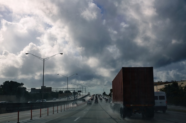 Route pluvieuse de Miami en Floride avec des camions