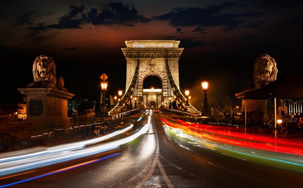 Photo route sur le pont en chaîne