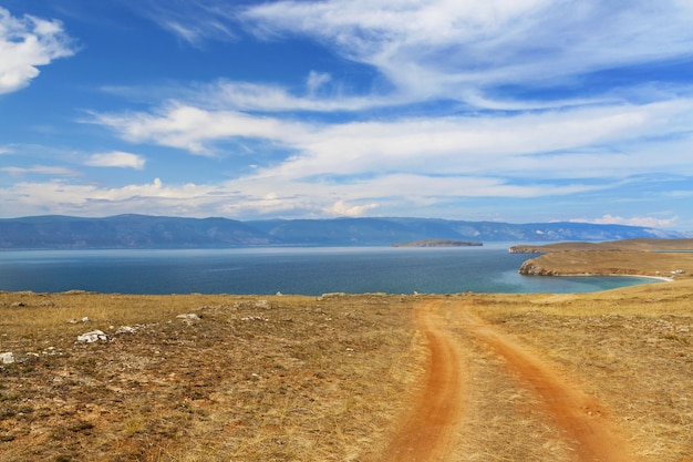 Route près du lac en journée ensoleillée