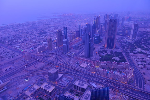 route principale de la ville de dubai et nouveaux gratte-ciel au coucher du soleil