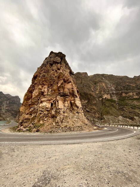 La route qui longe les rochers