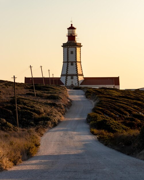 Photo la route qui mène au phare contre le ciel