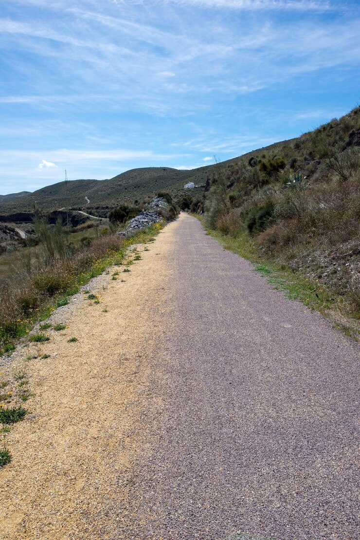 Photo la route qui mène à la montagne contre le ciel