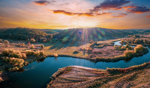 Route qui s'étend entre prairies et rivières sous ciel bleu